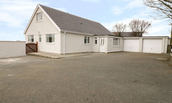 Pen-y-sarn Cottage | RHOS HELYG, pet friendly, luxury holiday cottage in Penysarn