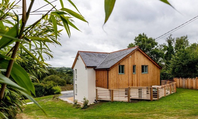 Tal-gareg House | Rhoslwyn - a family home for 6 with country views.