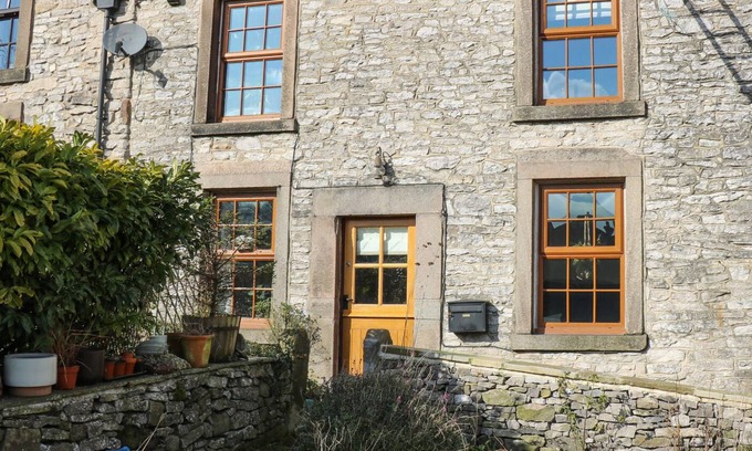 Peak District Cottage | RHUBARB COTTAGE, pet friendly, character holiday cottage in Bradwell