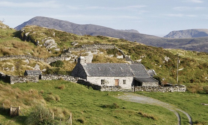 Harlech Cottage | RHYD-YR-EIRIN, spectacular Snowdonia cottage in mountains by the sea