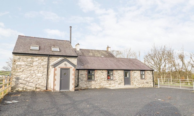 Brynrefail Cottage | RHYDAU COTTAGE, family friendly, with open fire in Deiniolen