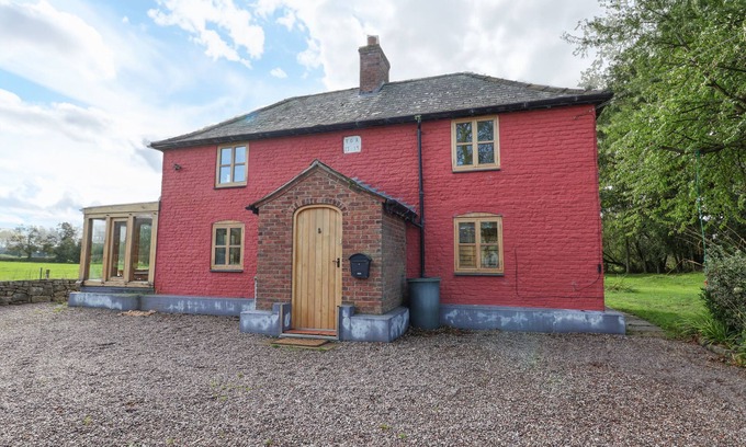 Llanynys Cottage | RHYDONNEN BACH, family friendly, with open fire in Llanrhaeadr