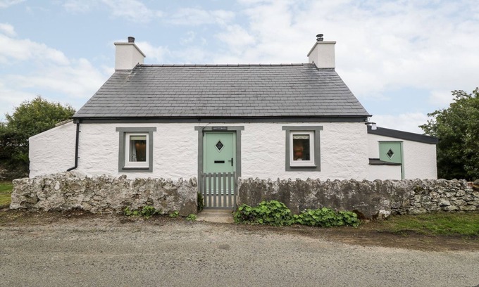 Ty Croes Cottage | RHYTTY BACH, pet friendly, character holiday cottage in Rhosneigr