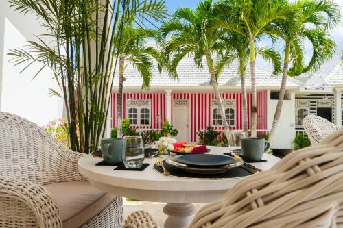 Uluwatu Bed & Breakfast | Ria Uluwatu, Tropical Chic Hotel