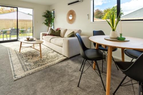 Upper Riccarton Apartment | Riccarton 2 bed 1 bath w/garage