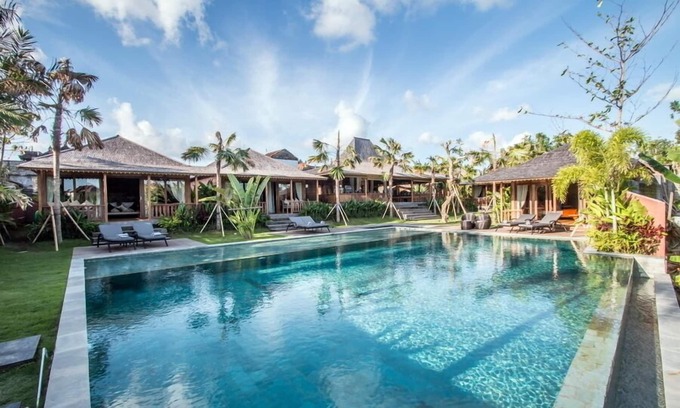 Banjar Semer Villa | Rice Field View 5BR Villa, W/Feature Jacuzzi & Gardens Located In Canggu!
