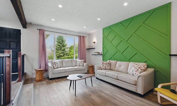 Southwest Edmonton House | Rideau -Cozy & Bright Vintage Home Ideal Location