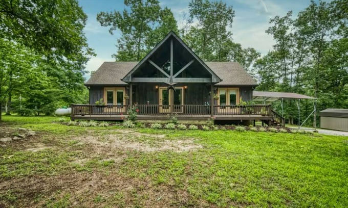 Jamestown House | Riders Retreat horse, dog friendly. Direct access to trails hiking and riding.