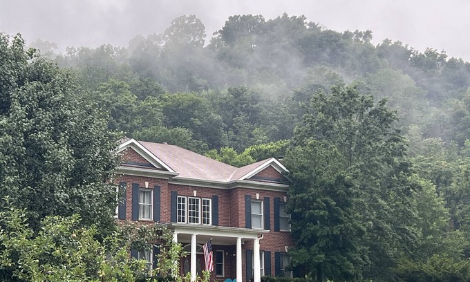 Brentwood House | Ridge Creek Getaway, ideal 4 Friends&Family get-togethers, events & receptions.