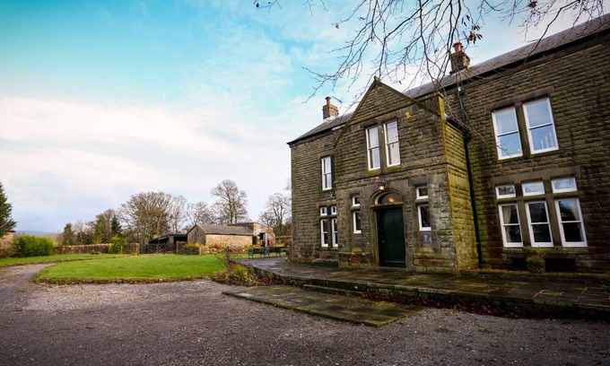 Chapel en le Frith House | RIDGE HALL, pet friendly, with open fire in Chapel-En-Le-Frith