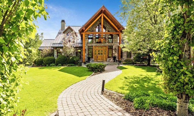 Calgary House | Ridge Meadows Estate 7BR 9BA (+30 Day Only)