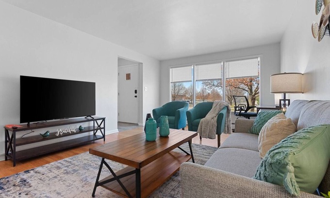Ashwaubenon House | Ridge Road 15-minute walk to Lambeau Field, Resch Center and Titletown District!