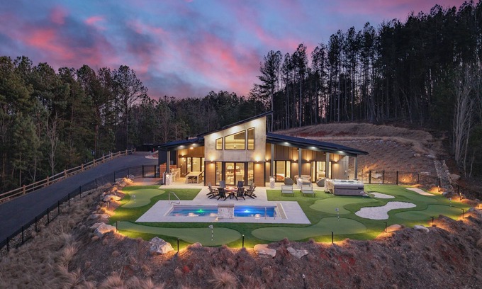 The Peaks at Lake Lure House | Ridgeline: Luxe Views, Heated Pool & Hot Tub Oasis + 6 Hole Putting Green