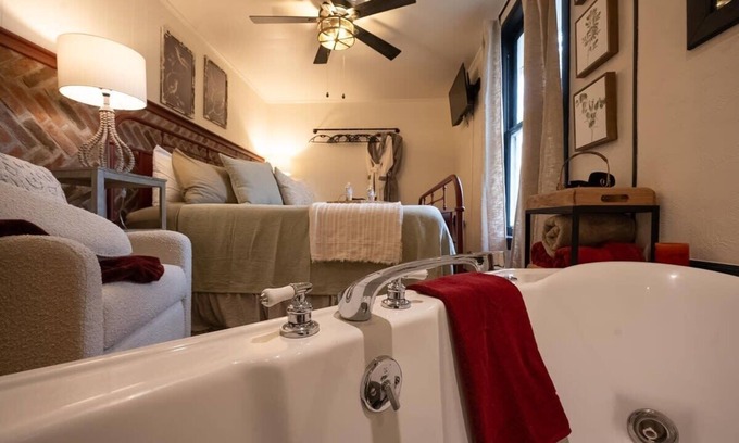 Eureka Springs Historic District Apartment | Ridgeway Bed & Brksfst Suite, Full Kitchen, Slps 4