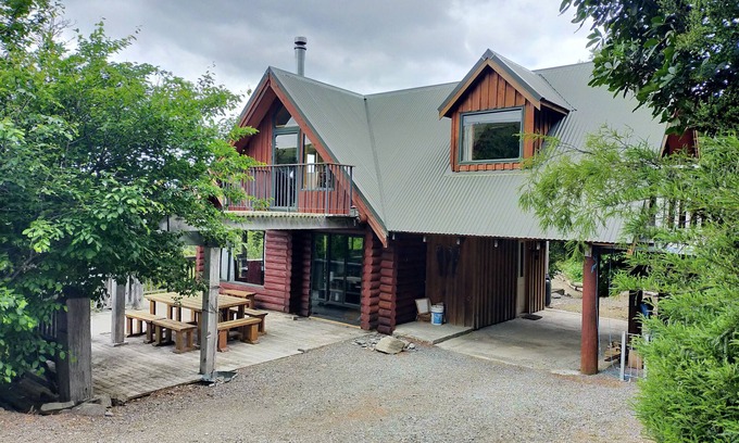 Mt Lyford House | Ridgeway log cabin, quiet and secluded getaway ideal for a family.