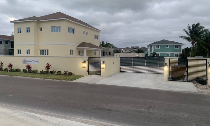 Nassau House | Ridgewood Court - Townhouse Near Beach Across the Street From Grocery Store