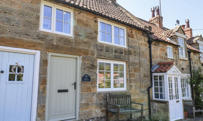 Sandsend Cottage | RIGG COTTAGE, MOUNT PLEASANT, pet friendly, with a garden in Sandsend