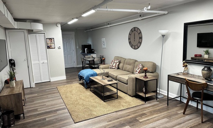 Fairgrounds Condo | Right next to the L&N Cardinal football stadium 5 min walk to Churchill Downs