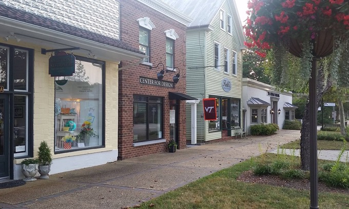Zanoni Condo | Right on Main St! Shops, Arts, Dining and More!