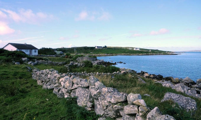 Letterard House | Right on the sea front bright bungalow with big secluded garden