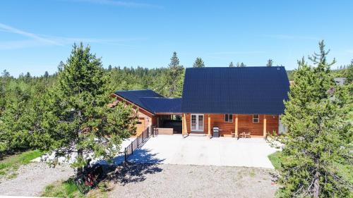 Island Park House | Rimfire Refuge by KABINO Hot Tub Fire Pit Sauna PS3 Grill WiFi Loft