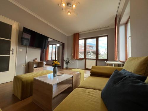 Lozenets Apartment | Rio Sunny 2BDR Apt near NDK - Metro - non-stop paid public Parking