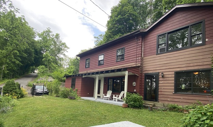 Stuyvesant House | Rip Van Winkle Bohemian - Riverfront Escape
