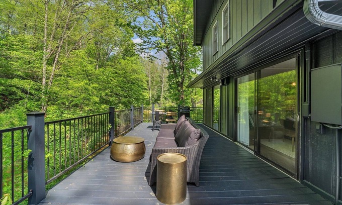Newland Ski Chalet | Ripple Effects * Waterfront deck * Pillow Fort * No Cleaning Fee