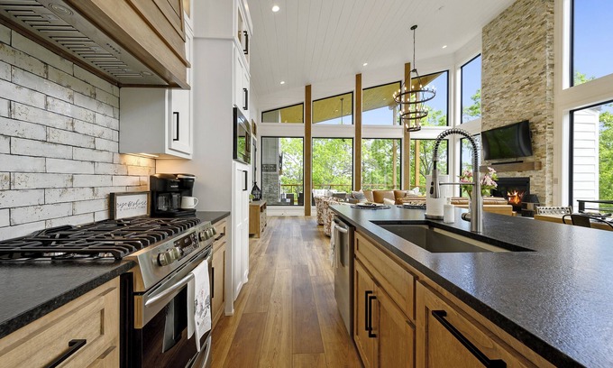 Golden Cabin | RISE AND SHINE, Beautiful Modern Luxury Cabin! Sleeps 10