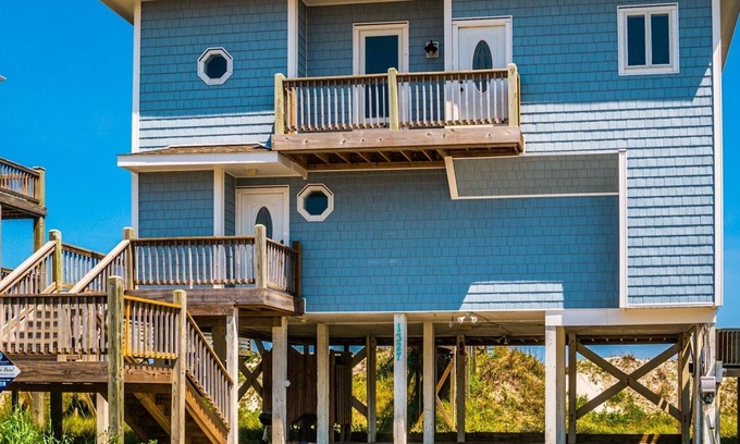 Topsail Beach House | RISKY BUSINESS: 4 BR / 4 BA oceanfront in Topsail Beach, Sleeps 8
