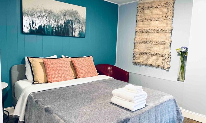 Gayborhood Apartment | Rittenhouse Square close by Kimmel Center Suite