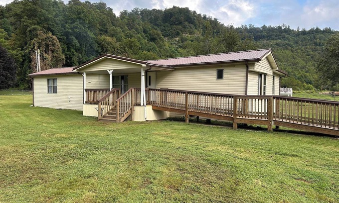 Cornettsville House | Ritter Lumber Yard. 4BR mobile home in Cornettsville, KY