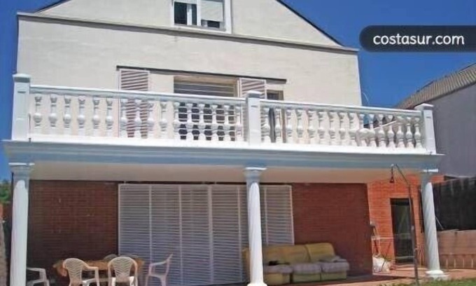Rivas-Vaciamadrid Ski Chalet | Rivas Villa with covered pool and large garden