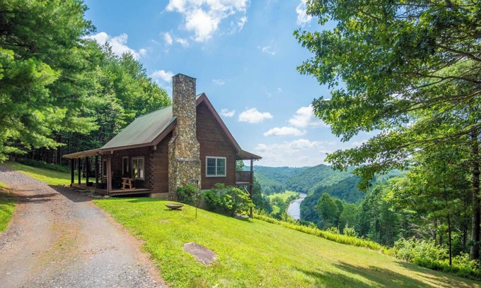 Jefferson Cabin | River AND Mountain VIEWS - true log cabin!