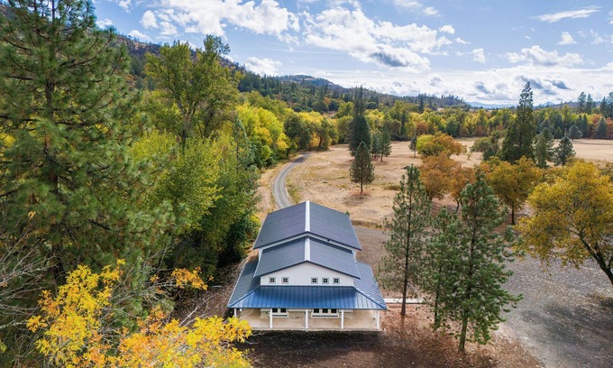 Shady Cove Cottage | River Bend Cottage 1-bedroom Barndominium with Wildlife Abounding