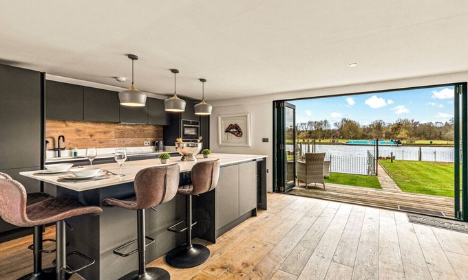 Henley Cabin | River Cabin - Hot tub, pet friendly, Mooring
