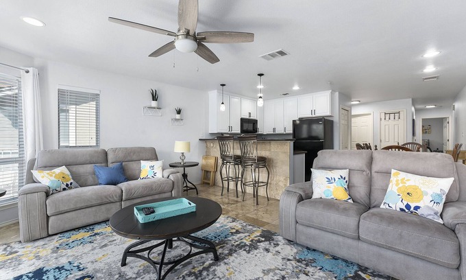 New Braunfels Condo | River Condo Near Gruene Balcony Hot Tubs