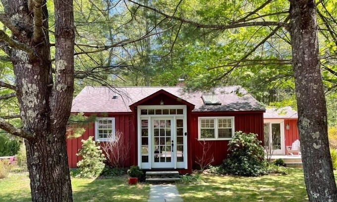 Claryville House | River Cottage - Cheerful cottage on a River