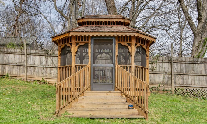 Madison House | River cottage w/WiFi, screened-in porch, river views, enclosed yard, central AC