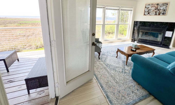 Fairfield Harbour Condo | River Cruise - by Salty Sweet Retreats Waterfront Condo on Neuse River