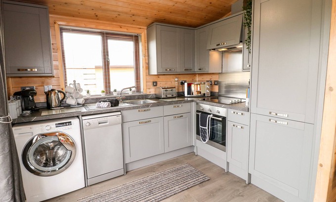 Scropton Cottage | RIVER DOVE LODGE, pet friendly, with hot tub in Hatton, Derbyshire