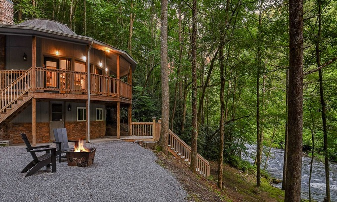 Townsend House | River Dreams: Pet Friendly, Free Attraction Tickets, Creek Views & Access, Firepit