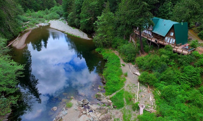 Shawnigan Lake House | River & Forest Oasis, private & ideal for large families, retreats, & groups