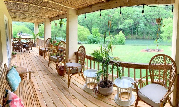 New Braunfels House | River-front Bungalow - 2br Bohemian-style Cottage