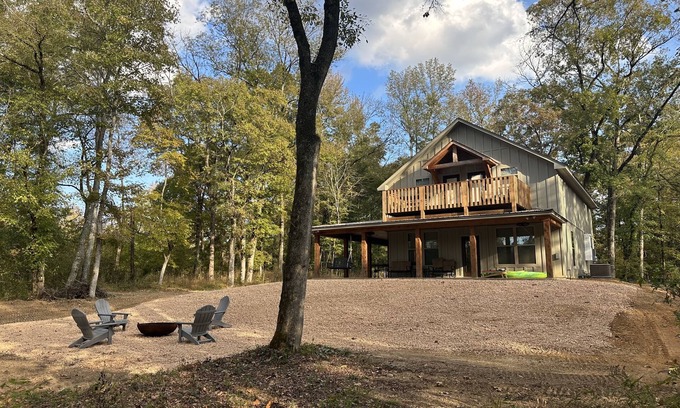 Murfreesboro Cabin | River front house on the Little Missouri 4 min from Lake Greeson! With Hot Tub!