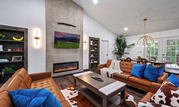 Sevierville House | River Front! Mini Golf! Hot Tub! Mountain views.