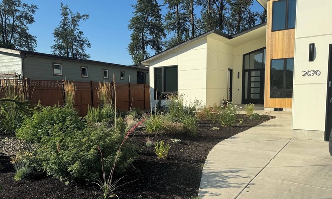 Eugene Apartment | River Front! One bedroom fully furnished apt 4 miles from Autzen Stadium.