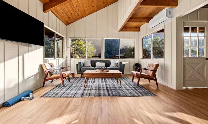 Springville Cabin | River Haus Sequoia - Views+KingBeds+HotTub+Modern