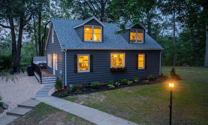 Golts Apartment | River Heights Retreat with heated pool