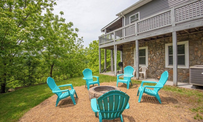 Lansing House | River Hills Vistas - Mountain Top Lodge w/Mountain Views - Hot Tub - River Access